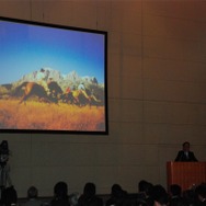 東京ビッグサイトで開幕した各種自動車展示会。トヨタの友山常務による講演が行なわれた。