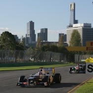 SC：セーフティーカー走行する小林可夢偉（ザウバー。3月18日、F1オーストラリアGP）
