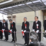 埼玉県、熊谷市、寄居町や民間企業の関係者が出席してテープカットが行われた（28日・埼玉県熊谷市籠原）。