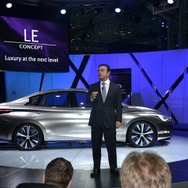 インフィニティのEVセダンコンセプト、LEを披露する日産自動車のカルロス・ゴーン社長兼CEO（ニューヨークモーターショー12）