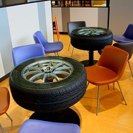 タイヤを用いたテーブルもガレージをイメージした清水PAならでは