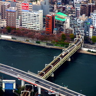 西側は浅草界隈が。リニューアル工事中の東武浅草駅に出入りする電車や浅草寺などが眺められる