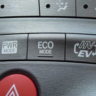 市販車ではEV/HVの切り替えスイッチが付いた。