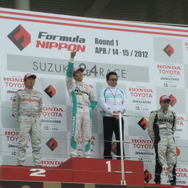 開幕戦鈴鹿の表彰台。塚越は2位だった（左端）。優勝は中嶋一貴、3位はオリベイラ（右端）。
