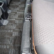 トヨタ ウィッシュ 高背はシート下に燃料タンクの出っ張りがあり、後ろ寄りにセットすると足引き性に難あり