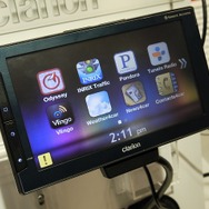 クラリオンが北米で販売するiPhone用のスマートフォンコントローラー『Next GATE』