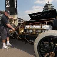 1909年製マシンはエンジンを掛けてくれる大サービスまで。