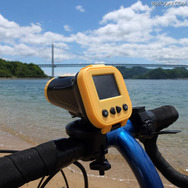 「20M防水FULLHDビデオカメラ」（型番：WP2MHDVR）を自転車に装着したイメージ