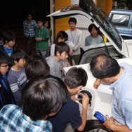 中学生がハイブリッドカー組み立て＆試乗を体験