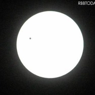 宮崎県宮崎市で、午前9時40分に撮影された金星の太陽面通過の写真