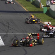 写真先頭にグロージャン（ロータス）、続いてマルドナド（ウィリアムズ。2012年3月18日、F1オーストラリアGP決勝）