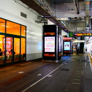 新宿線下り1番ホームと新設されたカフェ