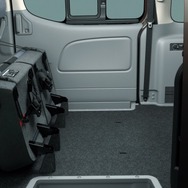 日産・NV350キャラバン バン プレミアムGX 5人乗り 低床 荷室スペース
