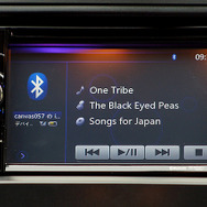 Bluetoothオーディオは便利。CD/DVDドライブはあるが、リッピング機能は有していないので、音楽を堪能するためにはスマートフォンが必須といえる。