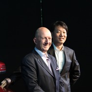 メルセデス・ベンツ日本のニコラス・スピークス社長（左）と上野金太郎副社長（右）