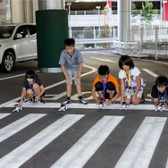 日陰でも走るスーパーハイブリッドカー。最後はみんなで一斉にスタート！