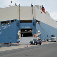 長さ約200メートル、高さ約40メートル、約6000台の車両を積載可能なこの船はロスまでムラーノやローグ（北米デュアリス）などを運ぶ予定