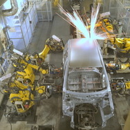 生産工場ラインの見学、ロボによる自動溶接