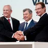 ロシア新エンジン工場の建設を発表するフォルクスワーゲングループ取締役会のマルティン・ヴィンターコルン会長（左）