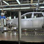 日産自動車九州、生産ライン。ボディにドアやボンネットを取り付ける最終品質チェック工程