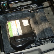 スズキ・ワゴンR 助手席座面の下にあるバケツを取り外すとリチウムイオンバッテリーがある。
