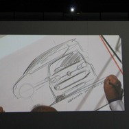 VW・up!のスケッチを描くVW AGグループデザイン責任者ワルター・デ・シルヴァ氏