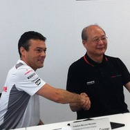曙ブレーキ工業 信元久隆社長（右）、マクラーレンF1チームのJohn Cooper氏（左）