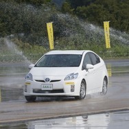 AAA-aタイヤの試乗走行。摩擦抵抗が少ない路面をさらに水で濡らして滑りやすい状態を作り出して走行する。