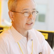 タイヤ技術本部の第一技術部長・商品開発担当部長を務める鈴木俊昭氏。タイヤ製造における技術を事細かに説明。