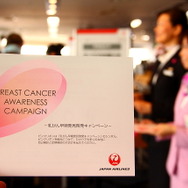 ピンクのスカーフで統一したJAL客室乗務員が乳がん早期発見を呼びかけ
