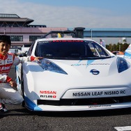 『リーフ NISMO RC』と、ドライビングを担当する柳田真孝選手。