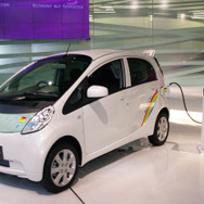 三菱の電気自動車（EV）i-MiEVと外部給電装置のMiEVパワーボックス