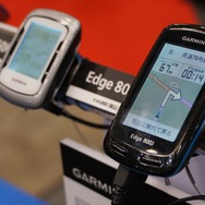 GARMINのEdge 800（右）とEdge 500