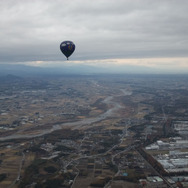 大型気球、ホンダ体験学習号も飛行。栃木県経済同友会主催の絵画コンクールで優勝した女の子などが搭乗していた。