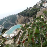世界1位はイタリア南部のアマルフィ海岸に面した断崖に建てられた「モンテステロ サンタローザ ホテル＆スパ」