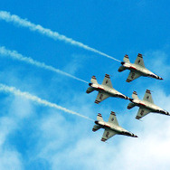 アメリカ空軍のアクロバット飛行チーム「サンダーバーズ」、写真は2009年アジアーツアーの三沢基地で撮影したもの