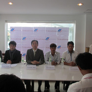 会見に臨むトライアジアグループ代表の横井朋幸さん（左から3人目）と監督に就任した吉岡大介さん（左から2人目）
