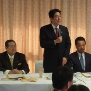 自民党の税制調査会幹部会合に出席した安倍晋三総裁