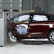 IIHSの新型フォードフュージョンの衝突テスト