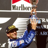 1996年、F1アルゼンチンGPで優勝したデイモン・ヒル。