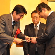 安倍首相と豊田章男自工会会長（中央）、日産自動車志賀俊之COO（右）