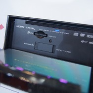 Z700はCD/DVDドライブを装備。