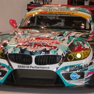 BMW Z4に描かれた「レーシングミク 2013 ver.」はシーズン中に変身も