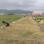 島原鉄道の廃線跡で種まきを行う地元住民。