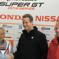 今季開幕戦での会見に臨んだ、GTAの坂東代表（左）と、ZFレースエンジニアリング社のオーデンダールCEO（中央）。