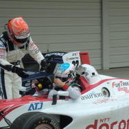 GT500の同僚であるふたり、小暮（左）と伊沢がSF初代優勝者の座を争った。