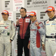 左から2位の松田次生、優勝の村岡潔監督と伊沢拓也、3位の小暮卓史。