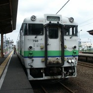 木古内駅で発車を待つ江差行き普通列車。