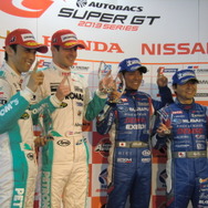 第2戦のポールシッターたち。左からGT500の中嶋一貴、ジェームス・ロシター、GT300の山野哲也、佐々木孝太。