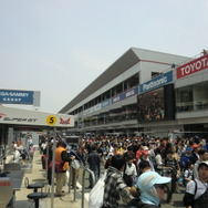 決勝日も多くの観衆が集まったSUPER GT第2戦富士。